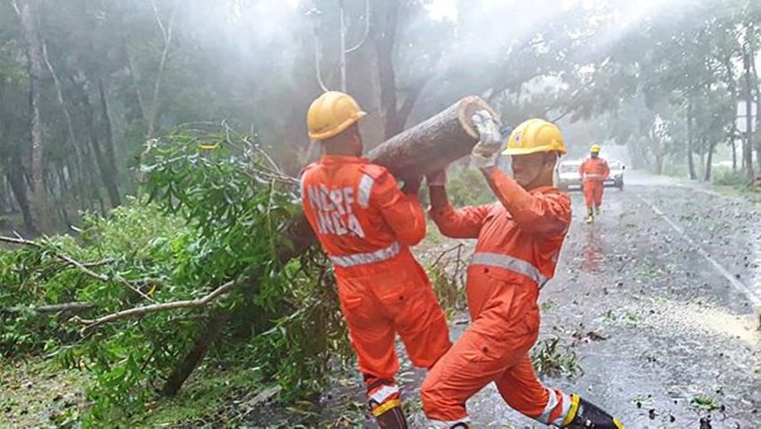 एनडीआरफ की टीम पूरी मुस्तैदी से तूफान से निपटने और उसके बाद के राहत बचाव कार्य में लगी हुई है।