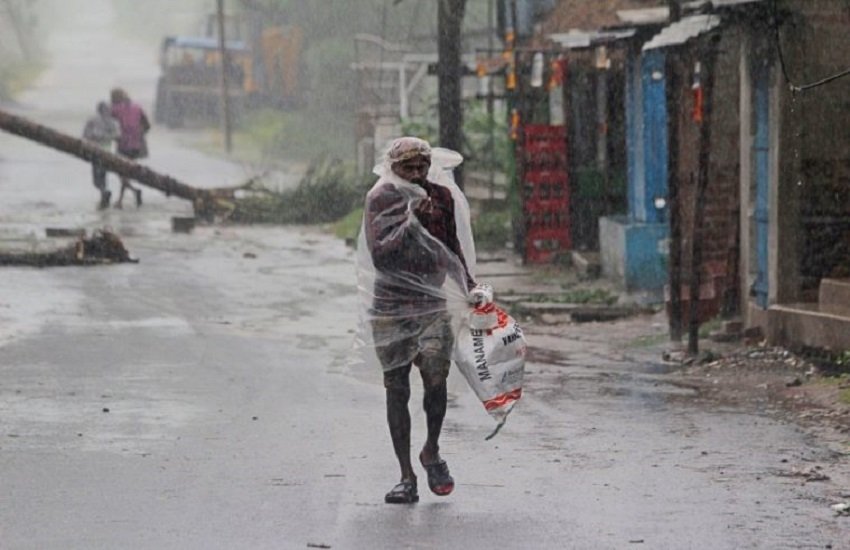 Cyclone Amphan LIVE Update: तेज हवा और भारी बारिश के कारण भारी नुकसान हुआ है। (AP)