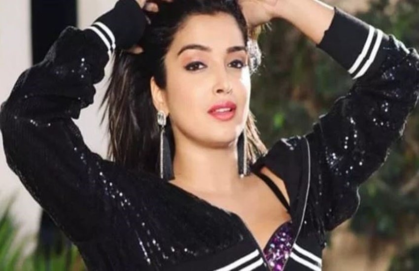 भोजपुरी फिल्मों की अभिनेत्री आम्रपाली दुबे ने दिए राजनीति में आने के संकेत