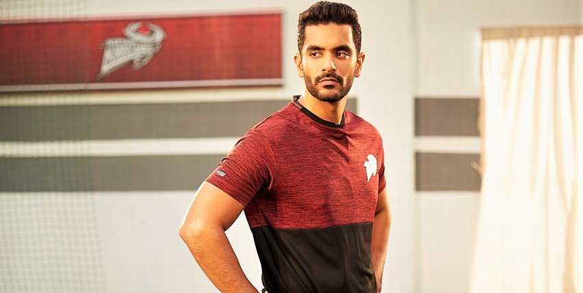 अंगद बेदी देश के जाने माने क्रिकेटर बिशन सिंह बेदी के बेटे हैं। अंगद भी पिता की तरह पहले क्रिकेटर ही थे। अंगद ने दिल्ली के लिए बहुत क्रिकेट खेला है। हालांकि बाद में वह क्रिकेट की दुनिया छोड़ एंटरटेनमेंट इंडस्ट्री में आ गए।