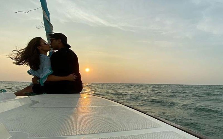 टीवी सीरियल नागिन और तमाम हिट शोज में नजर आ चुकीं अनीता हसनंदानी की पति रोहित के साथ की ये तस्वीर भी खूब वायरल हुई थी।