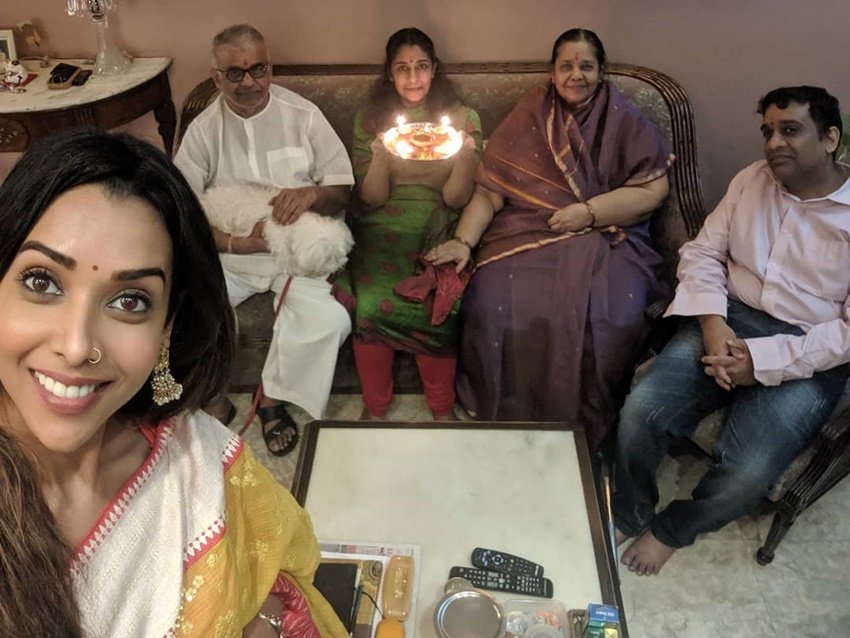 अनुप्रिया मूल रूप से कानपुर की रहने वाली हैं। वहीं पर उनके पिता कपड़ों का व्यवसाय करते थे।