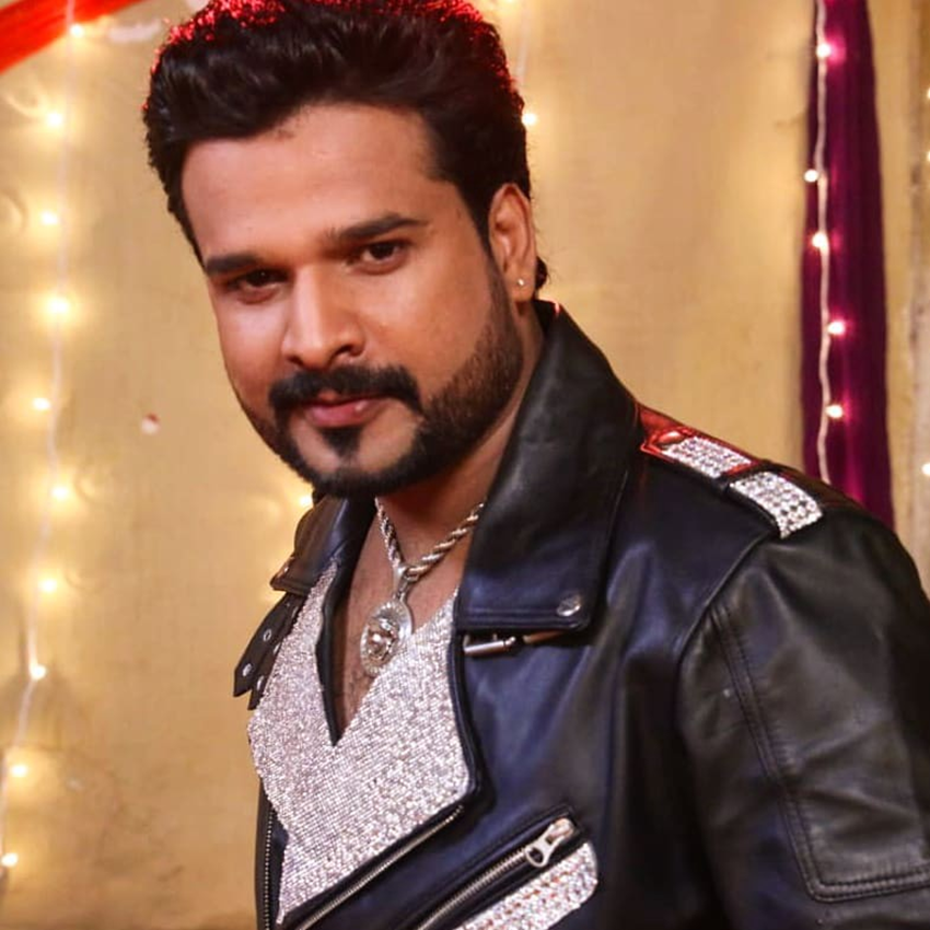 जैसे-तैसे करके रितेश के एक गाने करुआ तेल की कैसेट मार्केट में आई। रितेश ने अपने गानों की मार्केटिंग का भी जिम्मा खुद ले लिया और कैसेट लेकर पान की दुकान से कैसेट-सीडी की दुकान तक पहुंचाने लगे। देखते-देखते रितेश का वक्त बदला और उनके गाने हिट होने लगे।