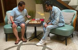 युजवेंद्र चहल लॉकडाउन में पिता के साथ चेस खेलते दिखे, लोगों ने पूछा- टिकटॉक से आउट हो गए क्या