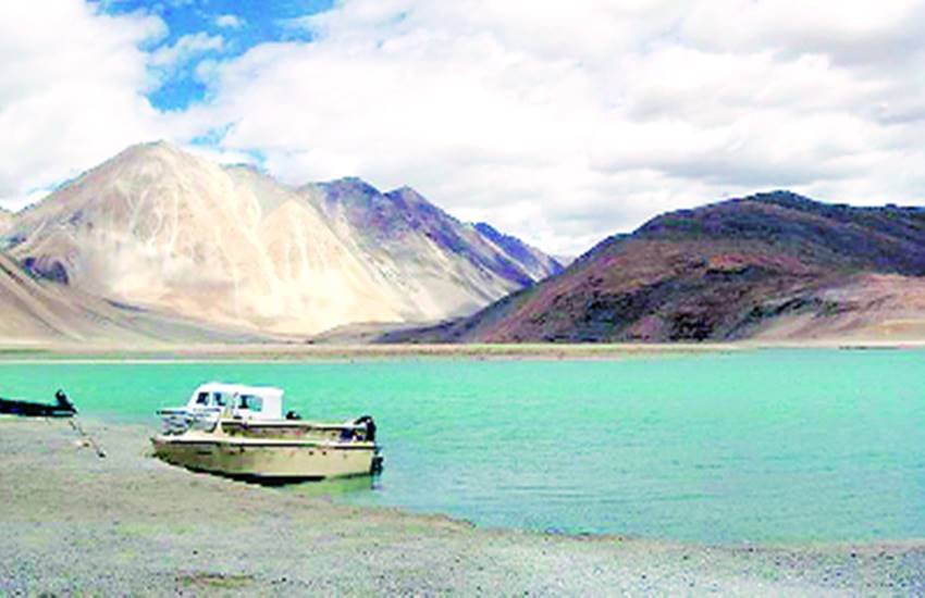 पैंगोंग झील के भारतीय हिस्से में चीनी मोटरबोट।