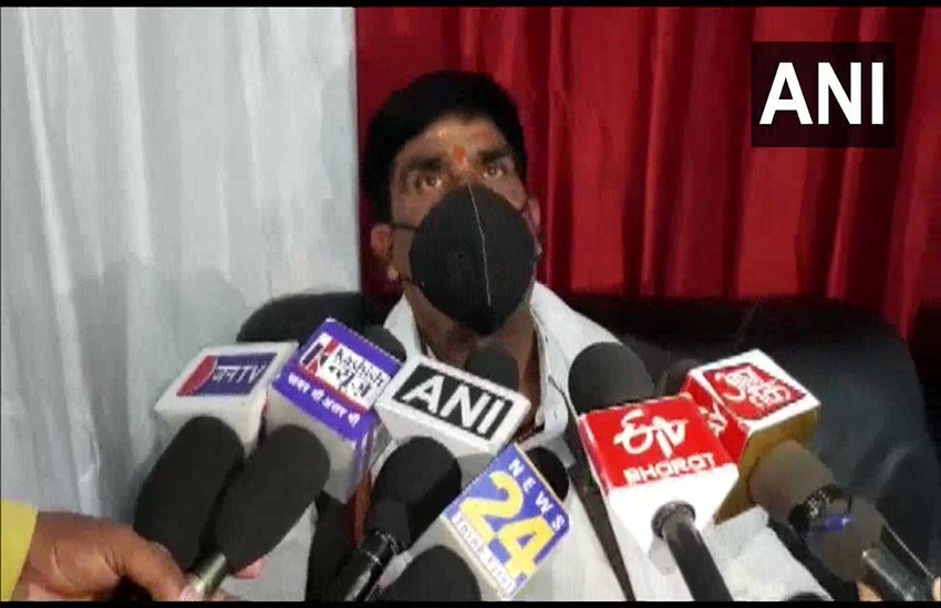 कांग्रेस विधायक ने कहा कि उनकी गाड़ी का इस्तेमाल राशन बांटने में किया जा रहा है। (ANI)