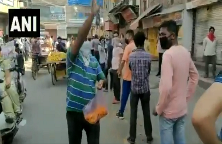 दिल्ली के चंद्रानगर क्षेत्र में एक शख्स ने शराब की दुकान के बाहर खड़े लोगों का स्वागत फूल बरसा कर किया। (video screenshot)
