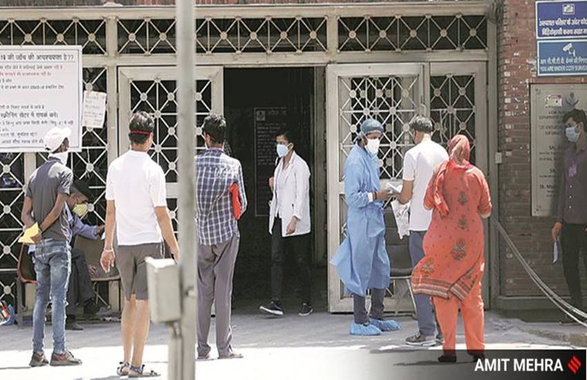 दिल्ली सरकार के मुताबिक गुरुवार की रात तक कुल 66 लोगों की मौत कोरोना की वजह से हुई है। दिल्ली सरकार द्वारा रोजाना जारी किए जाने वाले बुलेटिन के मुताबिक इन पांच अस्पतालों से केवल 33 लोगों की ही मौत हुई है। (फाइल फोटो)