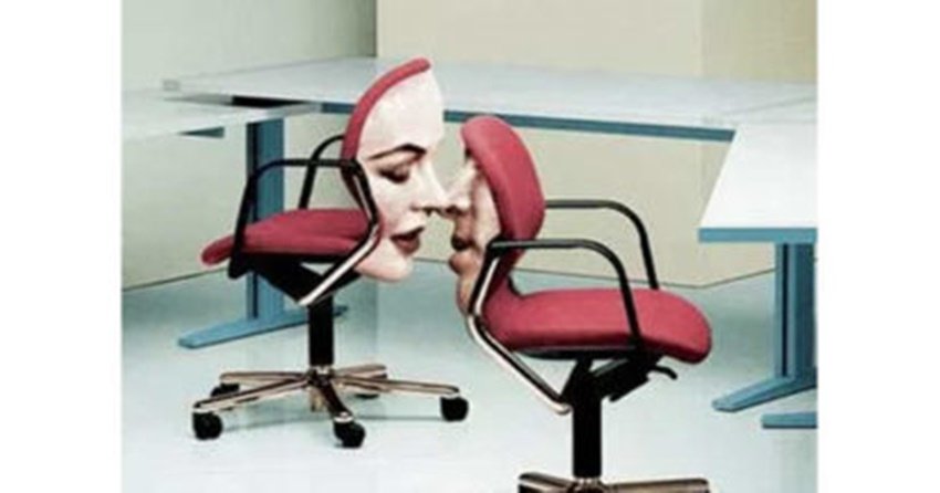 लोगों को कुर्सियों पर बैठ इश्क लड़ाते तो देखा है..लेकिन यहां तो कुर्सियां ही रोमांस कर रही हैं।