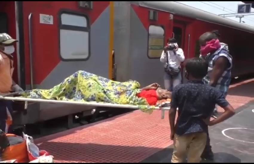 ट्रेन में वापी से भागलपुर आ रहे शख्स की मौत के भागलपुर स्टेशन पर लाश उतारते लोग