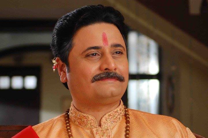 दीपक के नाम कई हिट मराठी फिल्में भी की हैं।