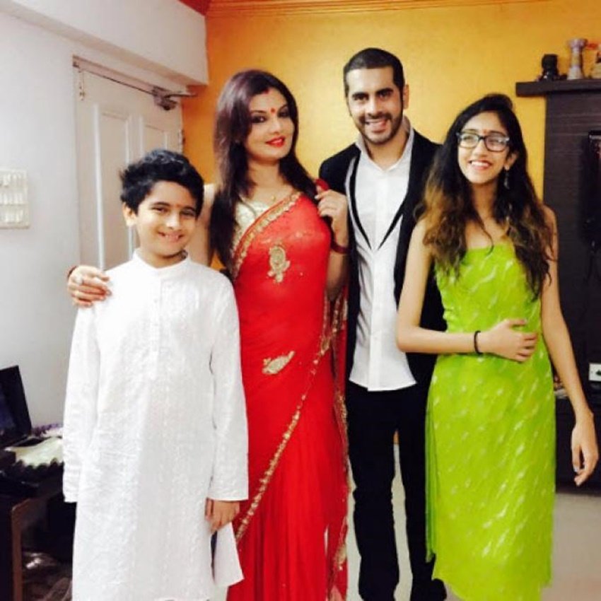 दीपशिखा नागपाल की पहली शादी एक्टर जीत उपेंद्र से हुई थी। 2007 में दोनों का तलाक हो गया। तलाक के बाद 2012 में उन्होंने एक्टर केशव अरोरा से शादी रचा ली। हालांकि केशव के साथ भी उनका रिश्ता ज्यादा दिन नहीं चला। दोनों एक दूसरे से अलग हो चुके हैं।