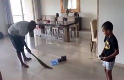 VIDEO: बेटे के सामने झाड़ू लगाते नजर आए शिखर धवन, लोग बोले- लगता है जोरावर ही कोरोना का उपाय ढूंढेगा