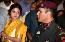 MS Dhoni के रिटायर होने की अफवाहों पर भड़कीं साक्षी, फैंस ने भी लगाई फर्जी खबरें फैलाने वालों को फटकार