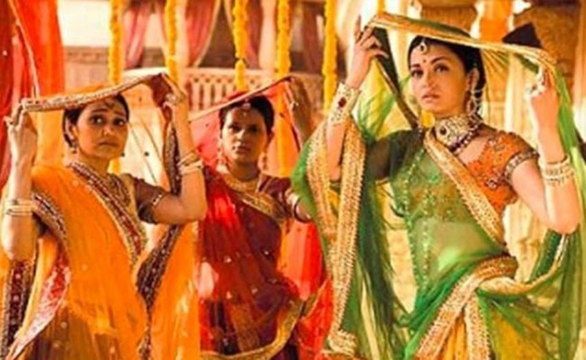 शो में दयाबेन का किरदार निभाने वालीं दिशा वकानी कई बी ग्रेड फिल्मों में भी काम कर चुकी हैं। इसके अलावा वह रितिक रौशन और ऐश्वर्या राय की सुपरहिट फिल्म जोधा अकबर में भी काम कर चुकी हैं। इतना काम करने के बावजूद भी उन्हें तारक मेहता की दयाबेन के तौर पर ही जाना जाता है।