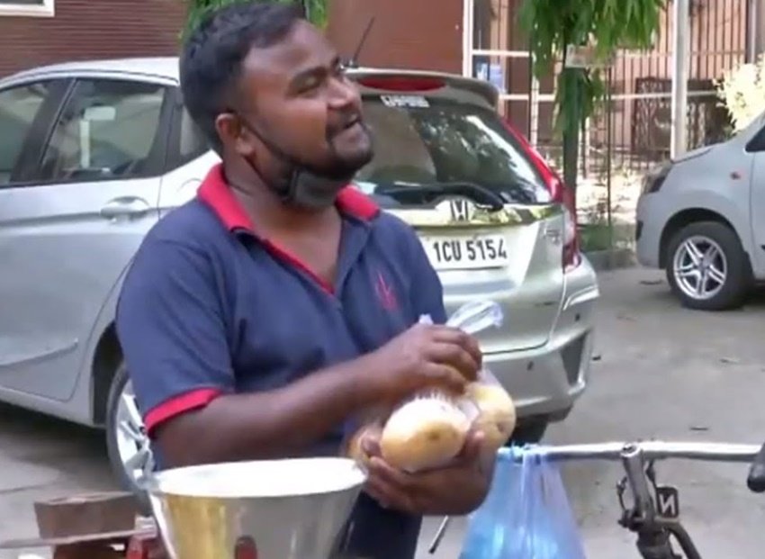 सोलंकी दिवाकर इन दिनों दिल्ली में हैं और पैसों की तंगी के कारण सड़क किनारे फल बेचकर अपना गुजारा कर रहे हैं। उनकी तस्वीरें सोशल मीडिया में वायरल हो रही हैं।