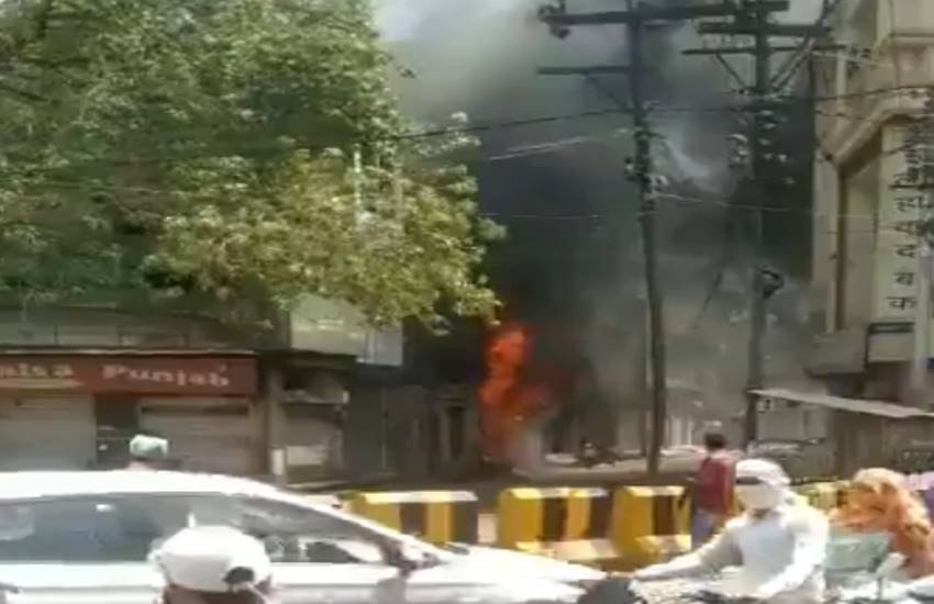 ग्वालियर में स्थित जिस बिल्डिंग में आग लगी है वह तेजी तेजी से फैली है, जिसके कारण दूसरी मंजिल पर बच्चे और महिलाएं फंसे रह गए। ग्वालियर में स्थित जिस बिल्डिंग में आग लगी है वह तेजी तेजी से फैली है, जिसके कारण दूसरी मंजिल पर बच्चे और महिलाएं फंसे रह गए।