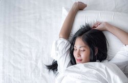 सुबह उठते ही तकिये पर नजर आते हैं टूटे बाल तो इन आदतों से तुरंत कर लें तौबा