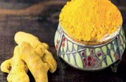 Beauty Tips: चेहरे के ग्लो को बढ़ाती है हल्दी, जानिये इस्तेमाल का सही तरीका