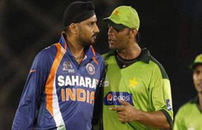 एशिया कप 2010 के दौरान हरभजन सिंह और शोएब अख्तर। (सोर्स - सोशल मीडिया)