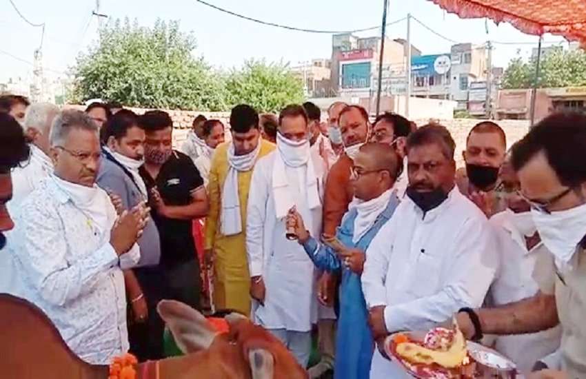 हिसार के हांसी से विधायक विनोद भयाना ने तोड़े लॉकडाउन के नियम। (फोटो क्रेडिट- न्यूज 18)