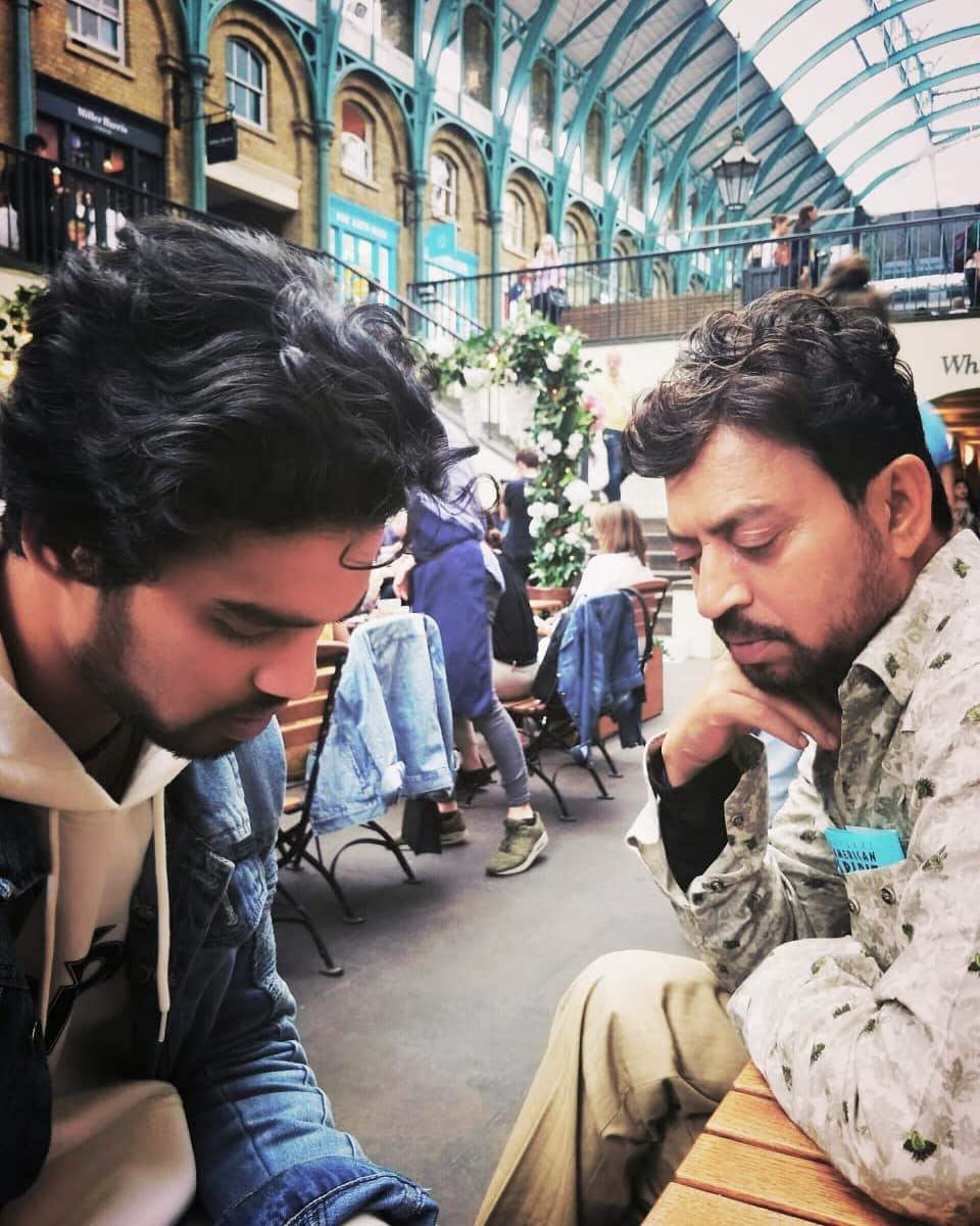 Irrfan Khan, Irrfan Khan photo viral, Irrfan Khan dies, Irrfan Khan son babil khan, babil khan instagram, इरफान खान, इरफान खान की हुई मौत, बाबिल खान