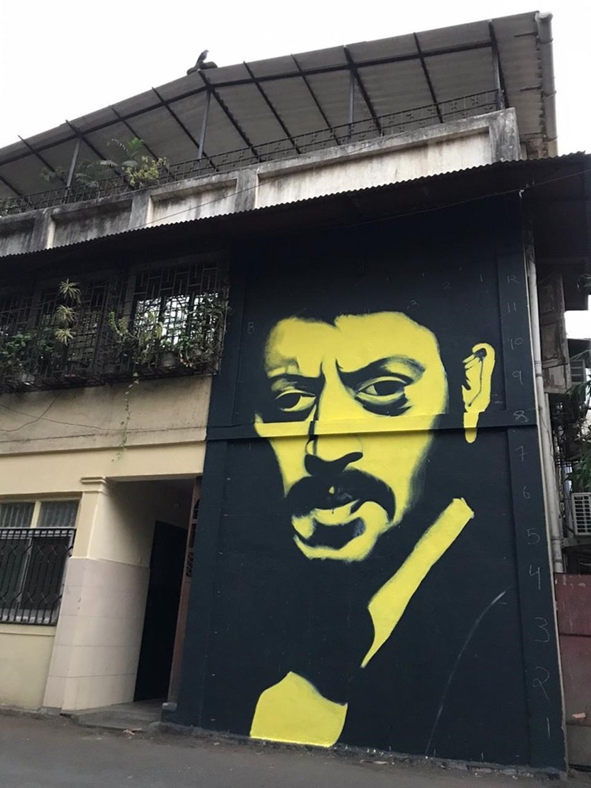 बॉलीवुड आर्ट प्रोजेक्ट के रंजीत दहिया ने दीवार पर अपनी चित्रकारी से दिवंगत एक्टर इरफान को श्रद्धांजलि दी है। यह चित्रकारी मुंबई के बांद्रा ईस्ट में वरोडा रोड के एक मकान की दीवार पर की गई है।