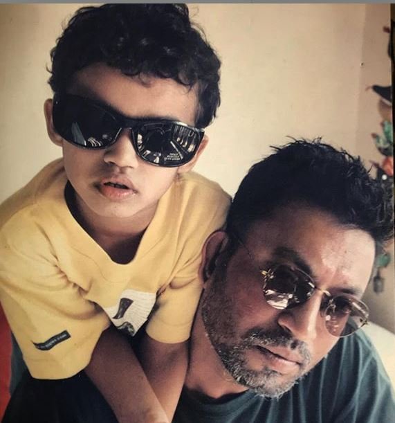 Irrfan Khan, Irrfan Khan photo viral, Irrfan Khan dies, Irrfan Khan son babil khan, babil khan instagram, इरफान खान, इरफान खान की हुई मौत, बाबिल खान