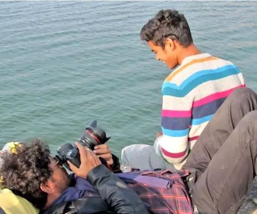 बेटे की तस्वीर क्लिक करते इरफान खान।