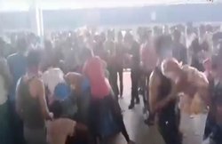 वीडियो: इटारसी स्‍टेशन पर लूटपाट, खाने के लिए आपस में भिड़े मजदूर, लाचार हुआ प्रशासन