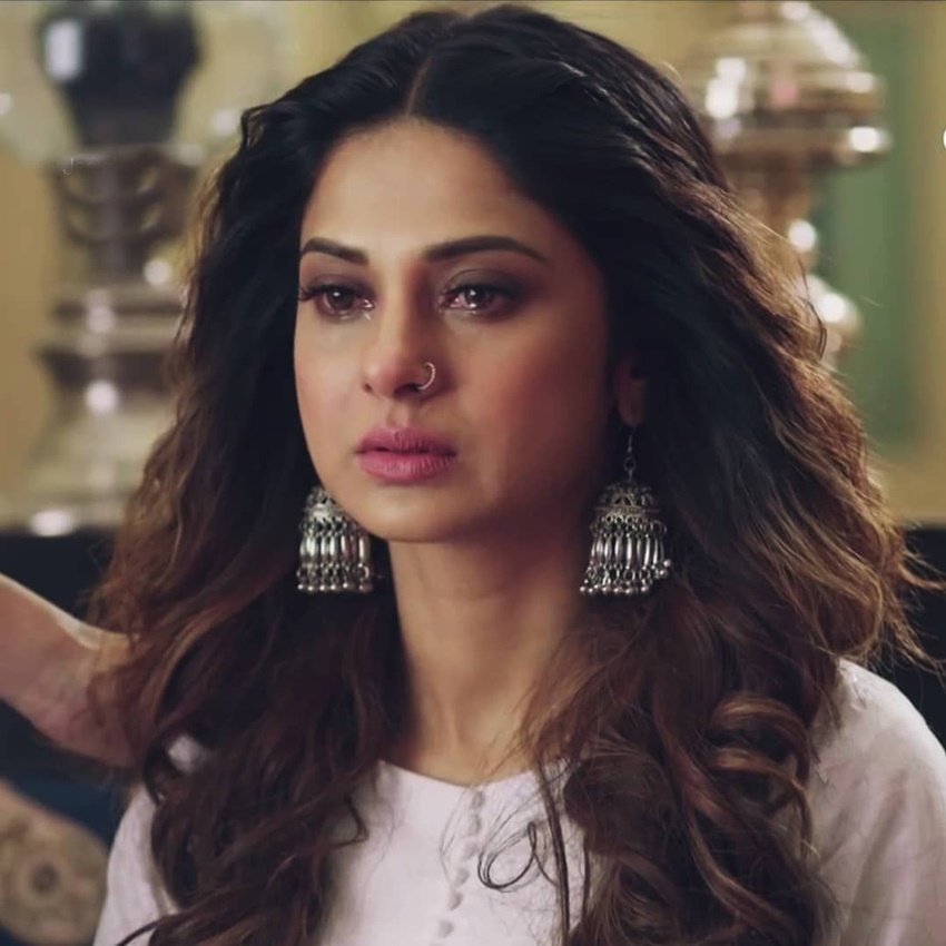 जेनिफर विंगेट टीवी की जाना माना नाम हैं। ' बेहद 2' में वह अपनी अदाकारी से हर किसी का दिल जीत रही थीं। लेकिन अब उन्हें बताया गया कि लॉकडाउन के कारण 'बेहद 2' को बंद किया जा रहा है। जेनिफर के पास फिलहाल यही काम था। अब सीरियल अचानक बंद हो जाने से वह बेरोजगार हैं। ये बेरोजगारी तब तक चलेगी जब तक उनके पास कोई दूसरा ऑफर नहीं आ जाता।