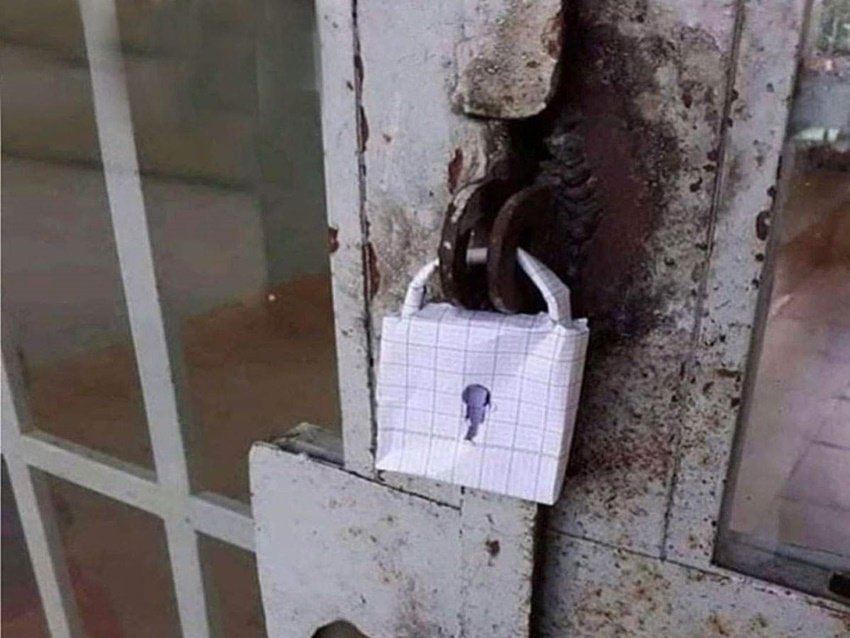 सोशल मीडिया में अकसर ऐसी तस्वीरें सामने आती रहती हैं जिन्हें देख कोई भी सोच में पड़ जाए। कुछ तस्वीरों को देख हमें हैरानी होती है तो कुछ को देख हमारी हंसी ही नहीं रुकती। इस तस्वीर को देखिए और सोचिए कि लोग क्या-क्या कर रहे हैं।