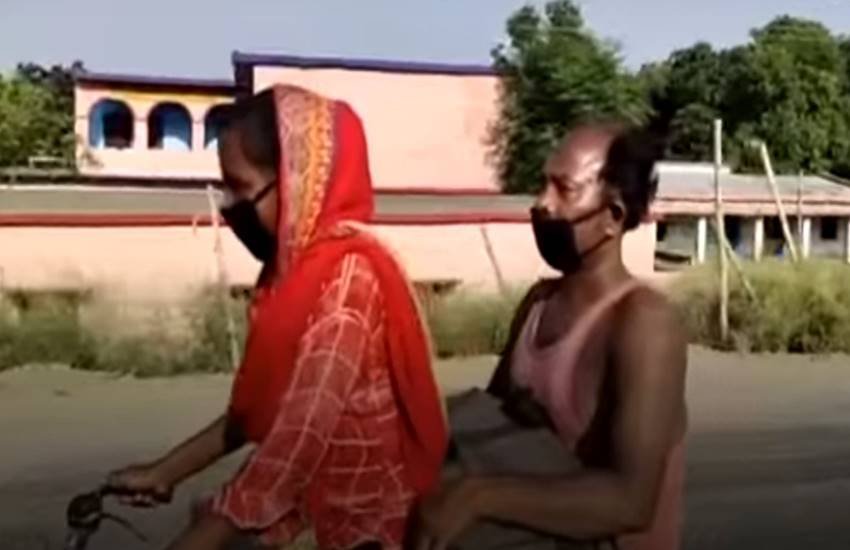 मोहन पासवान की तेरह साल की बेटी ज्योति साइकिल पर बिठा कर बिहार के दरभंगा स्थित अपने गांव सिरहुल्ली पहुंची।