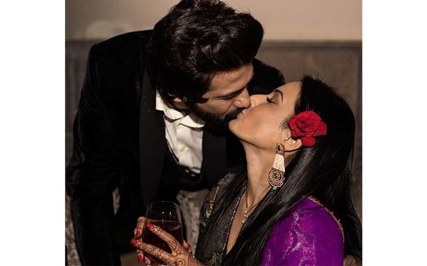 टीवी एक्ट्रेस काम्या पंजाबी ने अपने रिसेप्शन के अगले दिन यह तस्वीर पोस्ट की थी। तस्वीर में वह पति शलभ डांग को किस करती दिख रही हैं।