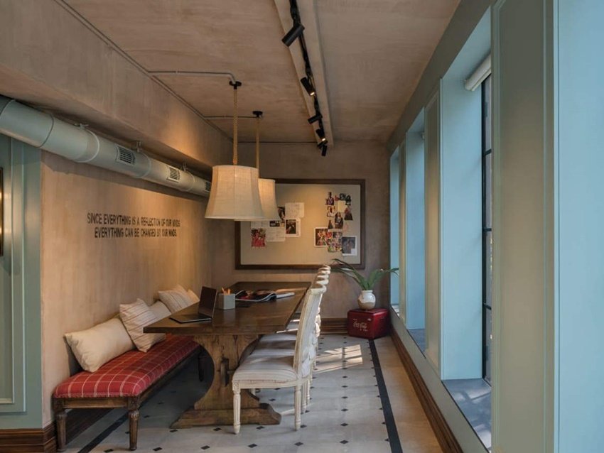 कंगना के इस प्रोडक्शन हाउस में जितने भी फर्नीचर का इस्तेमाल किया गया है, वे सभी कस्टमाइज्ड या हैंडमेड हैं।