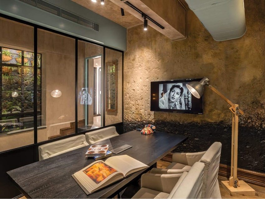 कंगना ने अपने स्टूडियो को ऐस्थेटिक लुक देने की कोशिश की है।