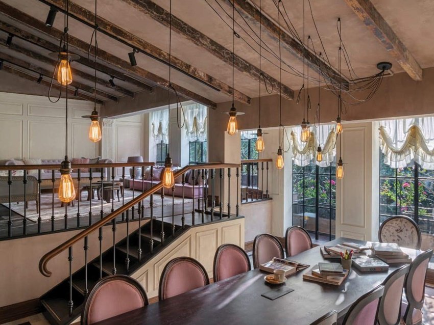 बता दें कि कंगना साल 2019 में 'मणिकर्णिका: द क्वीन ऑफ झांसी' नाम की फिल्म में काम कर चुका हैं। इस फिल्म को कंगना ने को-डायरेक्ट भी किया था। उसी फिल्म के नाम पर कंगना ने अपने स्टूडियो का नाम रखा है।