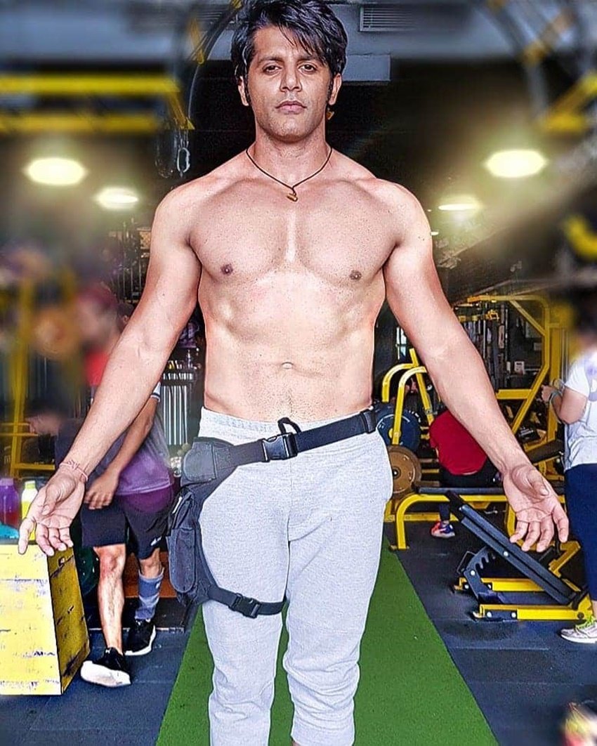 करणवीर बोहरा का असली नाम था मनोज। बाद में उन्होने अपना नाम बदल लिया।