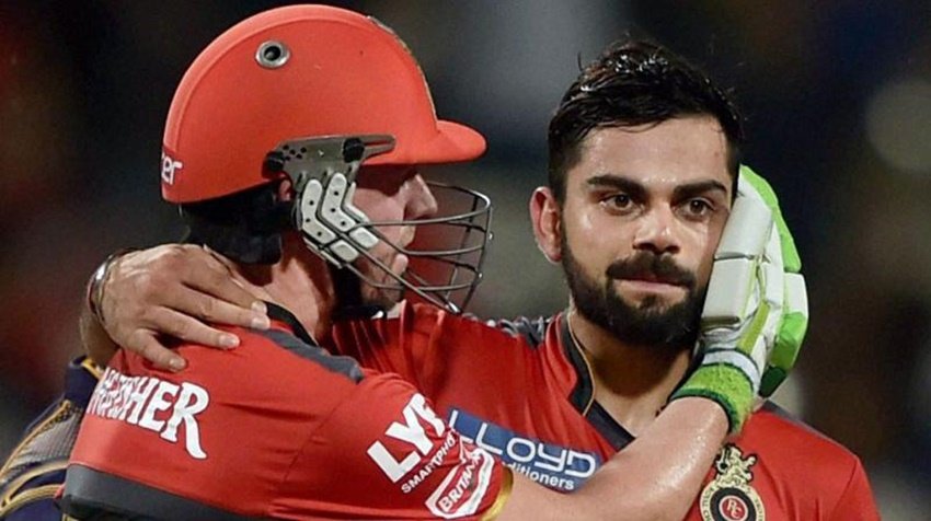 Virat Kohli - AB De Villiers: विराट कोहली साउथ अफ्रीका के तूफानी बल्लेबाज एबी डिविलियर्स के बहुत क्लोज फ्रेंड हैं। दोनों की खेलने की शैली लगभग एक ही तरह है। दोनों अपनी आक्रामकता के लिए जाने जाते हैं। दोनों आईपीएल में भी एक ही टीम में हैं। इतनी समानताएं शायद इन दोनों की अच्छी दोस्ती का कारण भी है। इसके अलावा सोशल मीडिया में भी दोनों के बीच की शानदार बॉन्डिंग देखने को मिल जाती है।