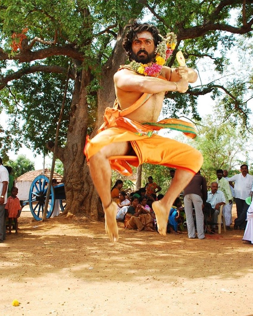 अशोक 4 साल की उम्र से ही ट्रेंड भरत नाट्यम डांसर हैं। उन्होंने रेमो डिसूजा और टेरेंस लुइस के साथ काफी डांस प्रोजेक्स किए हैं।