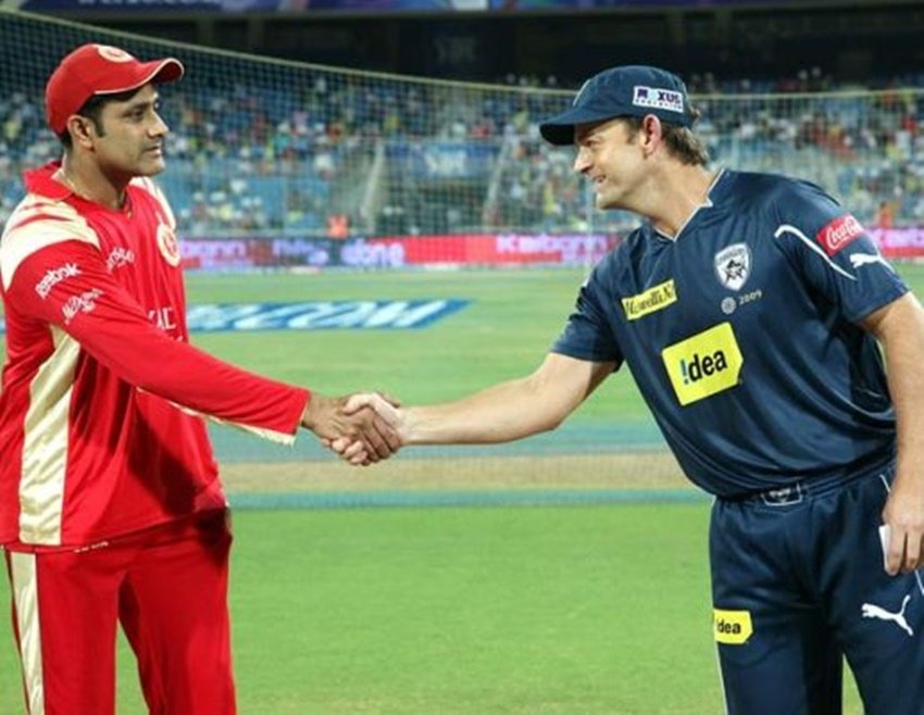 Anil Kumble - Adam Gilchrist: अनिल कुंबले और एडम गिलक्रिस्ट दोनों ही एक स्वभाव के दिखते हैं। एक गेंद के साथ खेल के प्रति अपना समर्पण दिखाता है तो एक बल्ले के साथ। मैदान में एक दूसरे पर बिल्कुल भी रहम ना करने वाले इन दोनों क्रिकेटर्स की दोस्ती भी खूब मशहूर है। कुंबले ने एक बार मीडिया में बताया भी था कि जब उनके 500 विकेट पूरे हुए थे तो गिलक्रिस्ट फोन कर बधाई देने वालों में पहले शख्स थे।
