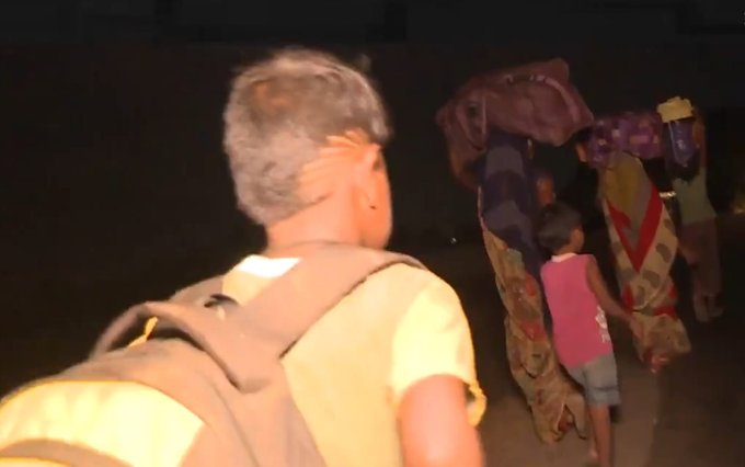 आधी रात सूनी सड़कों पर सिर पर भारी बक्सा ले गांव लौट रही थीं मजदूर, पत्रकार ने की बात तो छलक आए आंसू; कहा- रोड पर मरेंगे थोड़ी न…