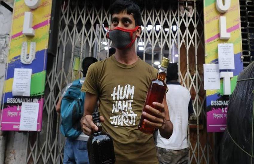 मदिरा प्रेमी पश्चिम बंगाल का है और तस्वीर इंडियन एक्सप्रेस के पार्था पॉल के कैमरे की। मदिरा प्रेमी पश्चिम बंगाल का है और तस्वीर इंडियन एक्सप्रेस के पार्था पॉल के कैमरे की।