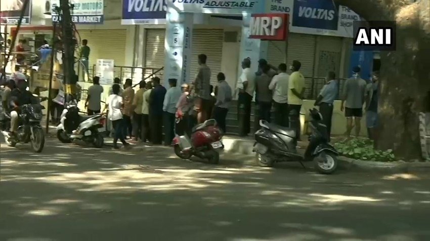 कमोबेश देश के लगभग राज्य से ठेकों के बाहर लोगों की लंबी कतारें नजर आ रही हैं।