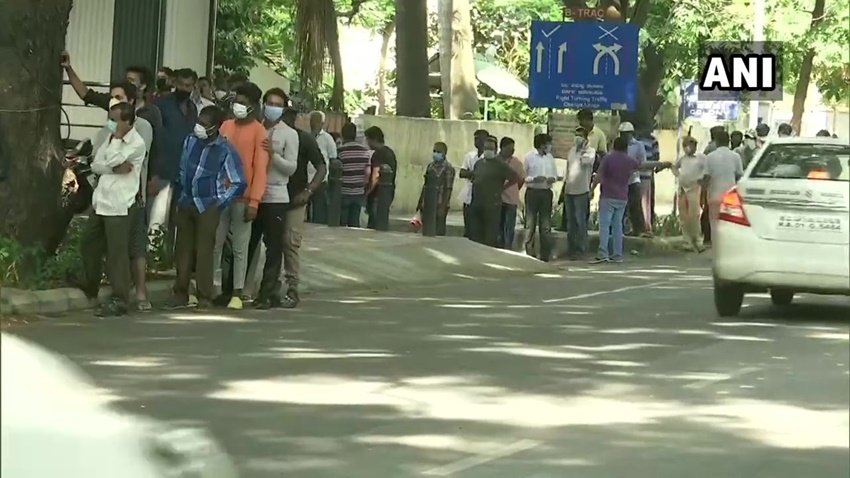 शराब के लिए लोगों को इतनी लंबी लाइनों में लगा देख सोशल मीडिया यूजर्स मजे ले रहे हैं।