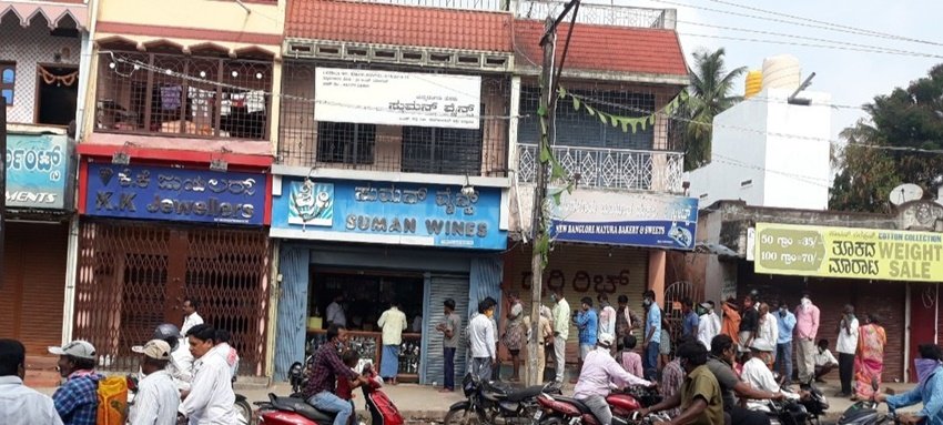 लोग लिख रहे हैं कि लगता है कि आज ही देश की अर्थव्यवस्था लाइन पर आ जाएगी।