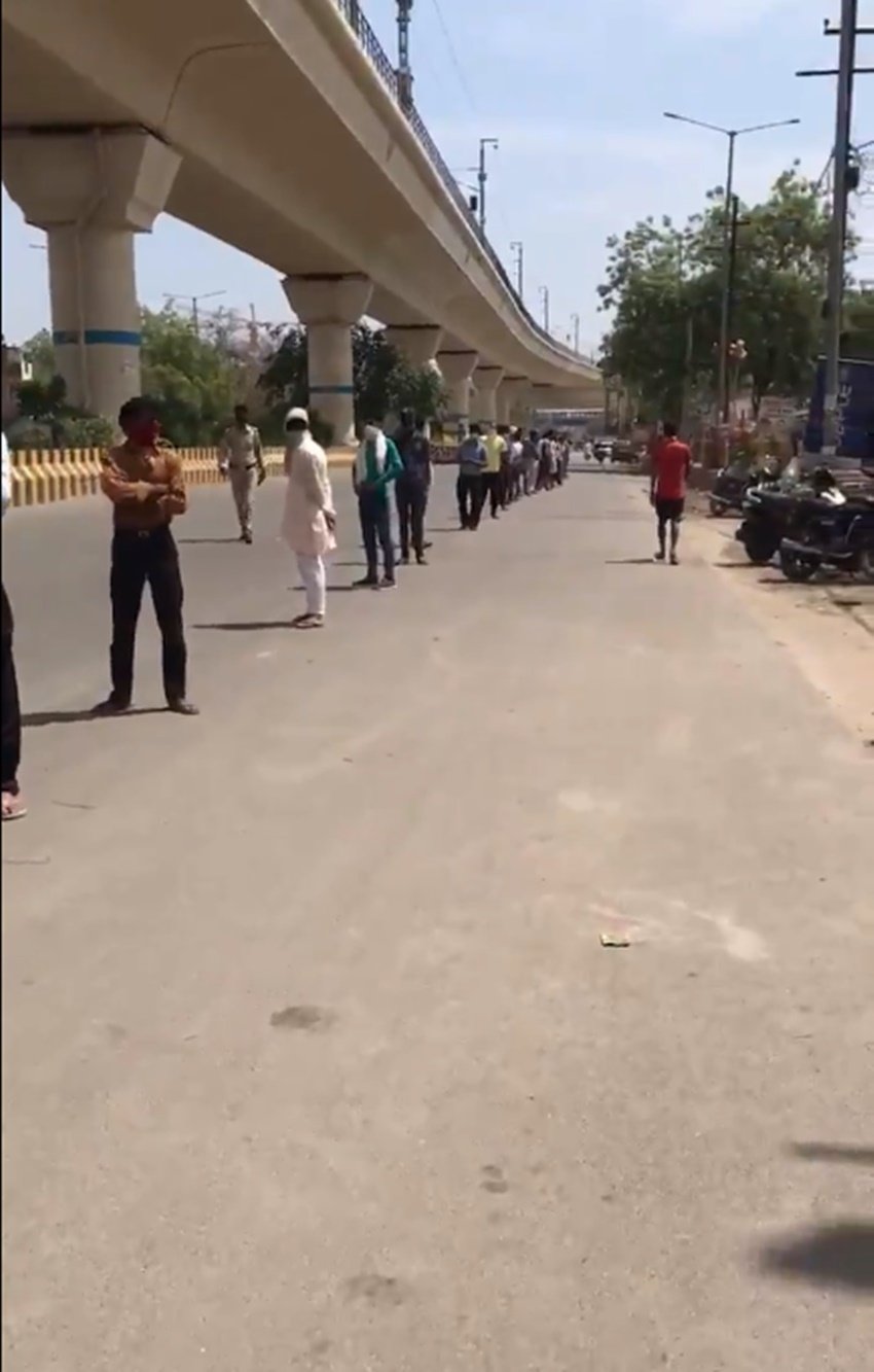 शराब के ठेकों पर लंबी कतारों मे लोगों को देख लोग चुटकी लेते हुए ये भी लिख रहे हैं कि शराब पीने वालों को भी कोरोना वॉरियर्स मान लिया जाए। क्योंकि ये लोग भी अपनी जान पर खेलकर देश की अर्थव्यवस्था को पटरी पर लाने का काम कर रहे हं।