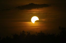 lunar eclipse 2020, grahan 2020, eclispe 2020, chandra grahan 2020, chandra grahan kaise lagta hai, surya grahan, solar eclipse 2020, super pink moon, super flower moon,