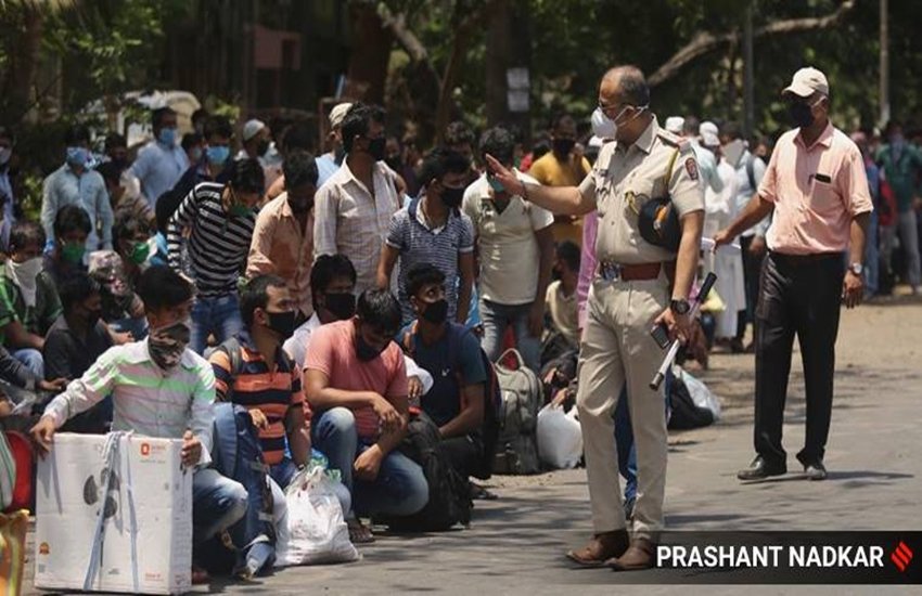 मुंबई के लोकमान्य तिलक टर्मिनस रेलवे स्टेशन के बाहर जुटी भीड़। (फोटो- एक्सप्रेस)