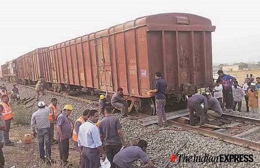 coronavirus: जालना से औरंगाबाद जा रहे 16 मज़दूर मालगाड़ी से कट कर मर गए थे। (indian express photo) 